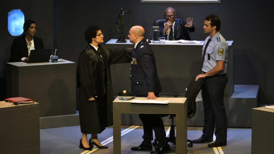 “Terror”, la obra de corte judicial con un dilema que hace cuestionar “Terror”, la obra de corte judicial con un dilema que hace cuestionar