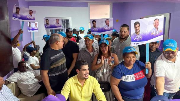Aspirantes del PRM y PLD inscriben entusiasmados precandidaturas