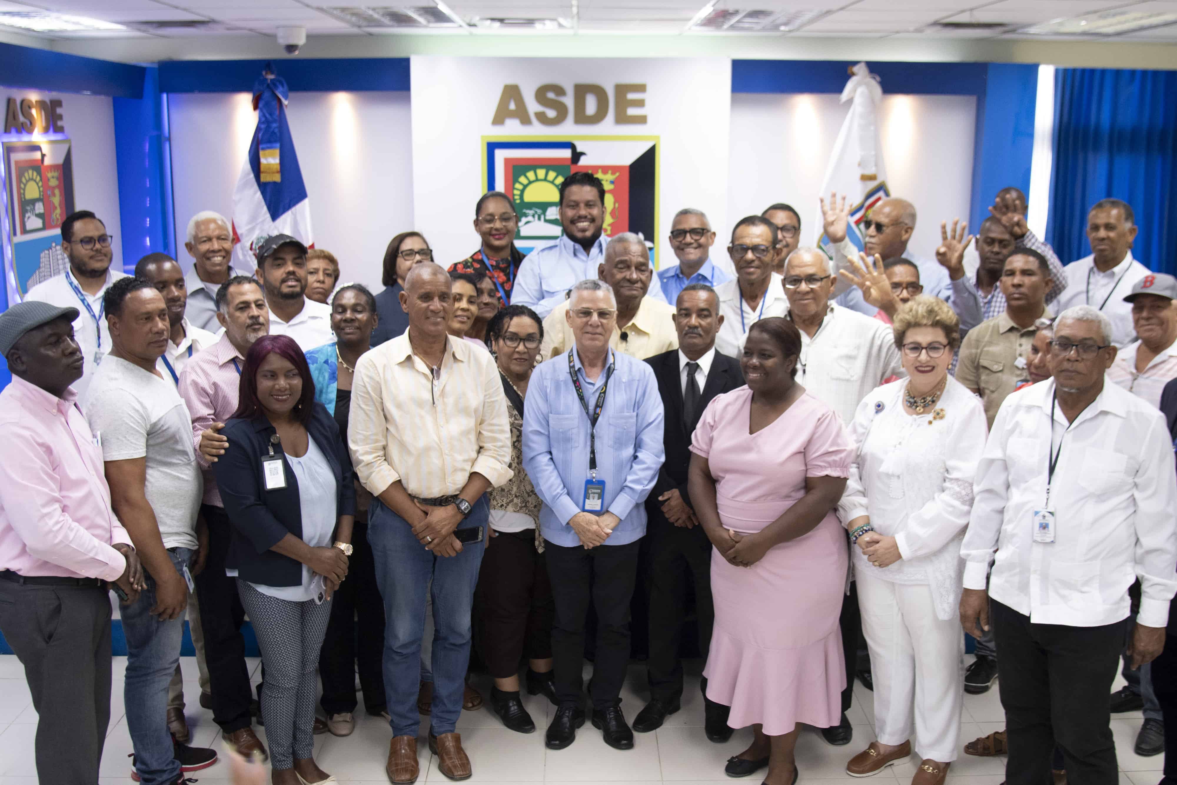 El alcalde Manuel Jiménez junto  a dirigentes de juntas de vecinos.