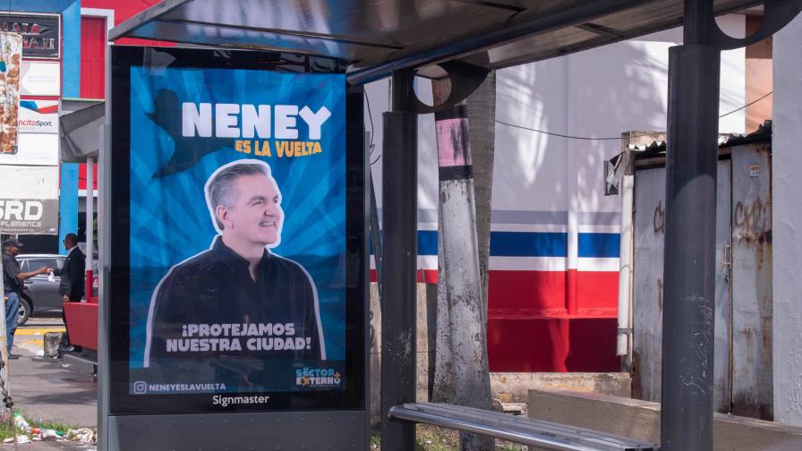 Neney Cabrera solicita licencia como ministro durante la precampaña electoral