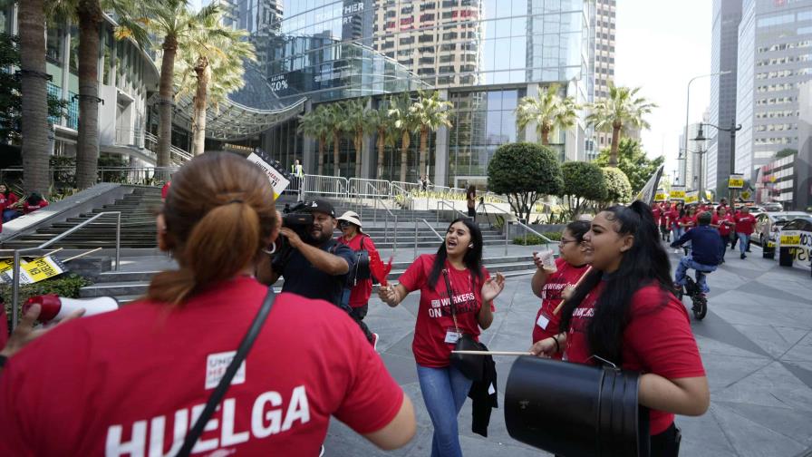 Miles de trabajadores de hoteles se declaran en huelga en el sur de California