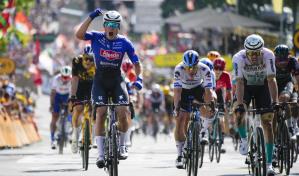 Philipsen gana el primer sprint del Tour, Yates sigue como líder general