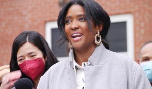 Concejal dominicana en Boston choca contra una casa mientras manejaba un carro sin placa