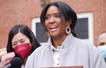 Concejal dominicana en Boston choca contra una casa mientras manejaba un carro sin placa