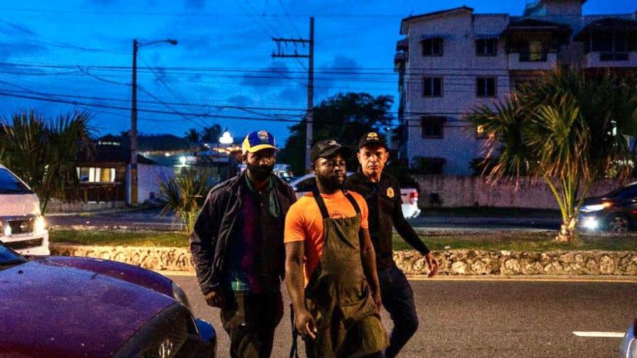 Migración detiene a 20 haitianos en Malecón de la Zona Oriental
