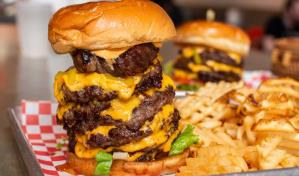 Se come 34 hamburguesas en 10 minutos para celebrar el Día de la Independencia de EE.UU.