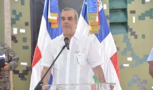 Presidente Luis Abinader continúa trabajando desde casa; síntomas de COVID son leves