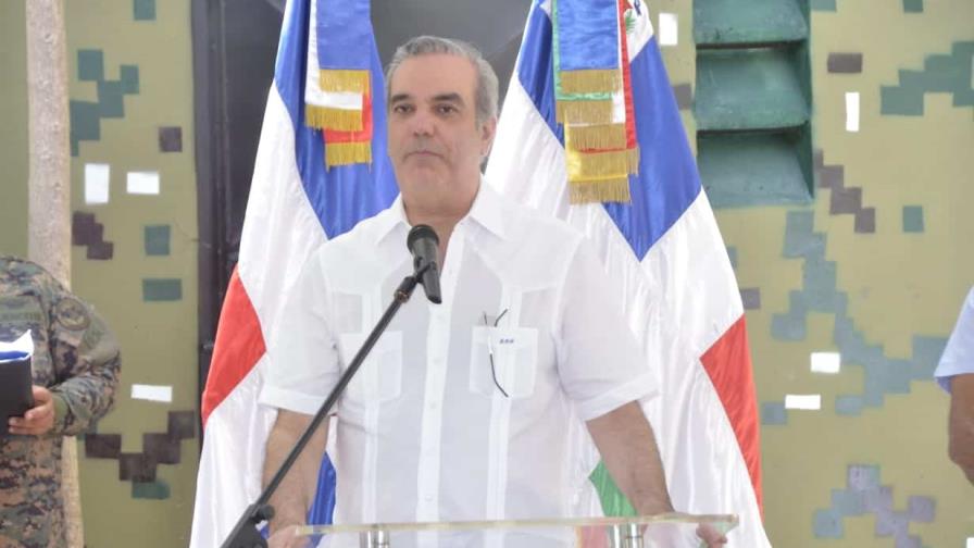 Presidente Luis Abinader continúa trabajando desde casa; síntomas de COVID son leves