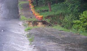 El peligro de transitar por la antigua Avenida Barceló en Santo Domingo Este