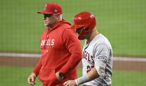 Mike Trout sale del partido de Angelinos con aparente lesión en la mano o muñeca