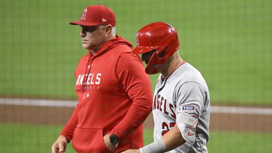 Mike Trout sale del partido de Angelinos con aparente lesión en la mano o muñeca