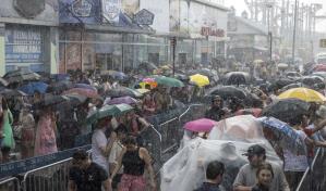Estadounidenses celebran el Día de la Independencia en medio de calor y aguaceros