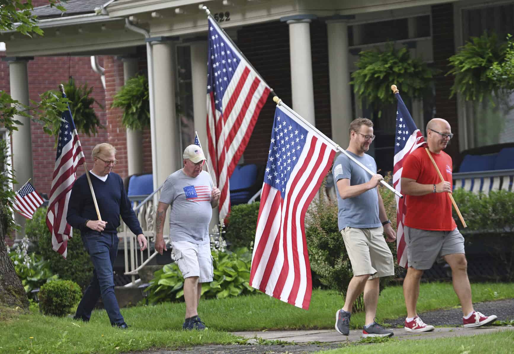 Los residentes participan en la segunda celebración anual del Día de la Independencia y el desfile de banderas en el suburbio de Westmont en Johnstown, Pensilvania, el martes 4 de julio de 2023.