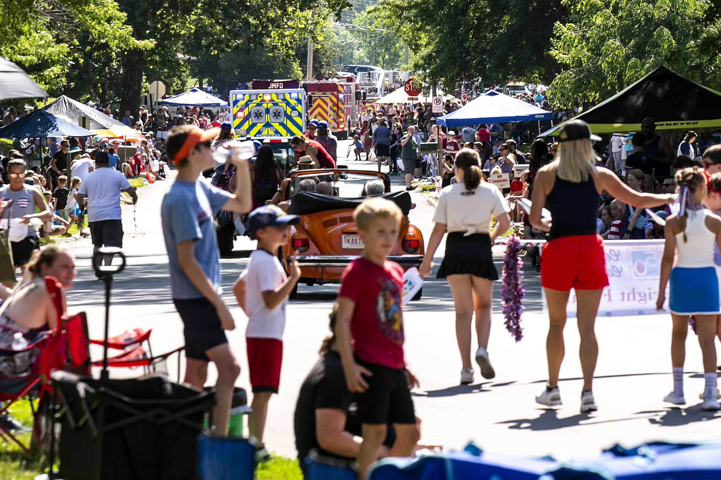 La gente intenta mantenerse fresca mientras celebra el Día de la Independencia durante el desfile 4thFest, el martes 4 de julio de 2023, en Coralville, Iowa.