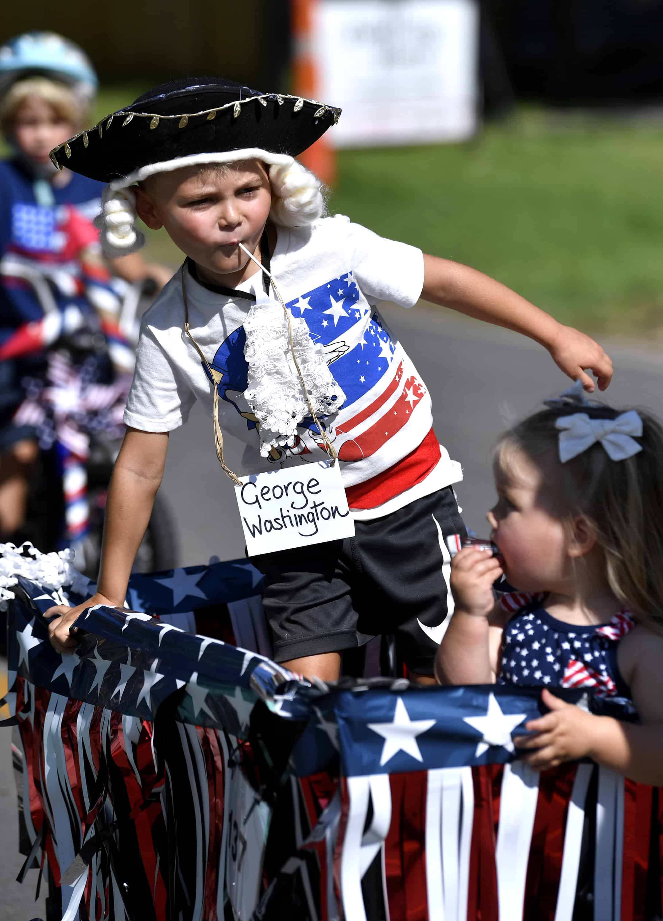 Vestido como George Washington, Harris Wood, de 4 años, se estabiliza mientras viaja en la parte trasera de un vagón el martes en el Día de la Independencia de Buffalo Gap en Buffalo Gap, Texas, el martes 4 de julio de 2023.