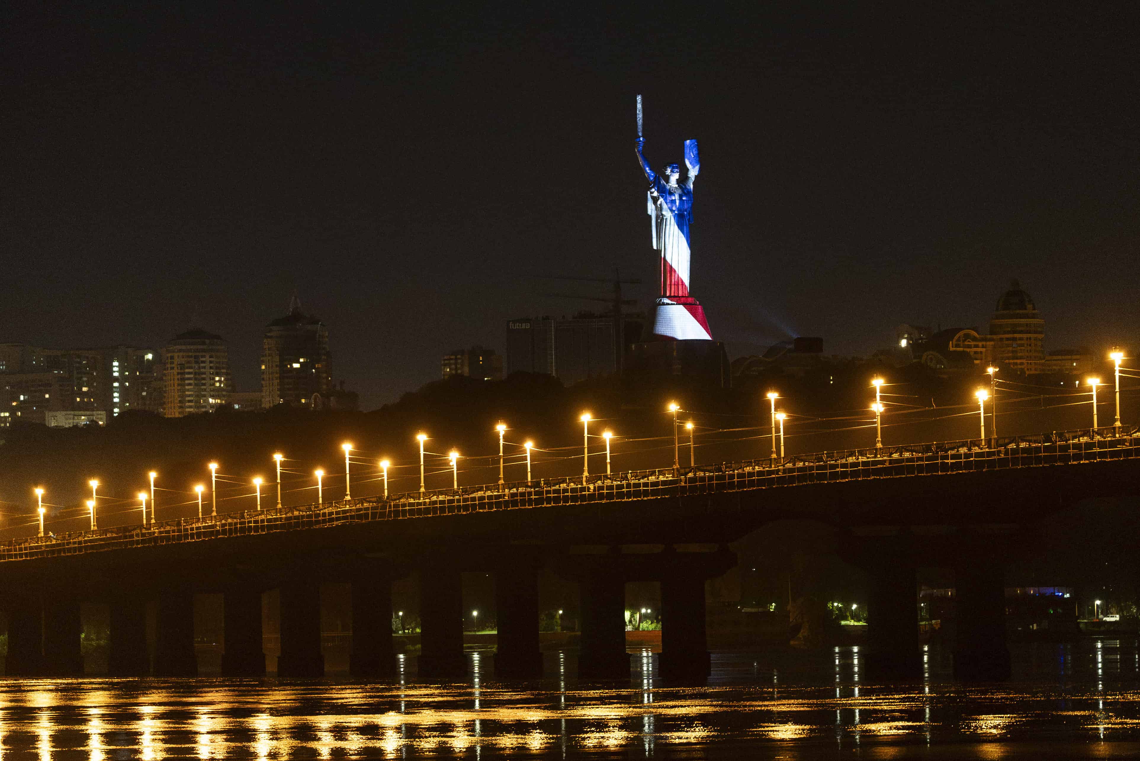 El monumento a la patria ucraniana se ilumina con los colores de una bandera estadounidense en celebración del Día de la Independencia de Estados Unidos en Kiev, Ucrania, el martes 4 de julio de 2023.