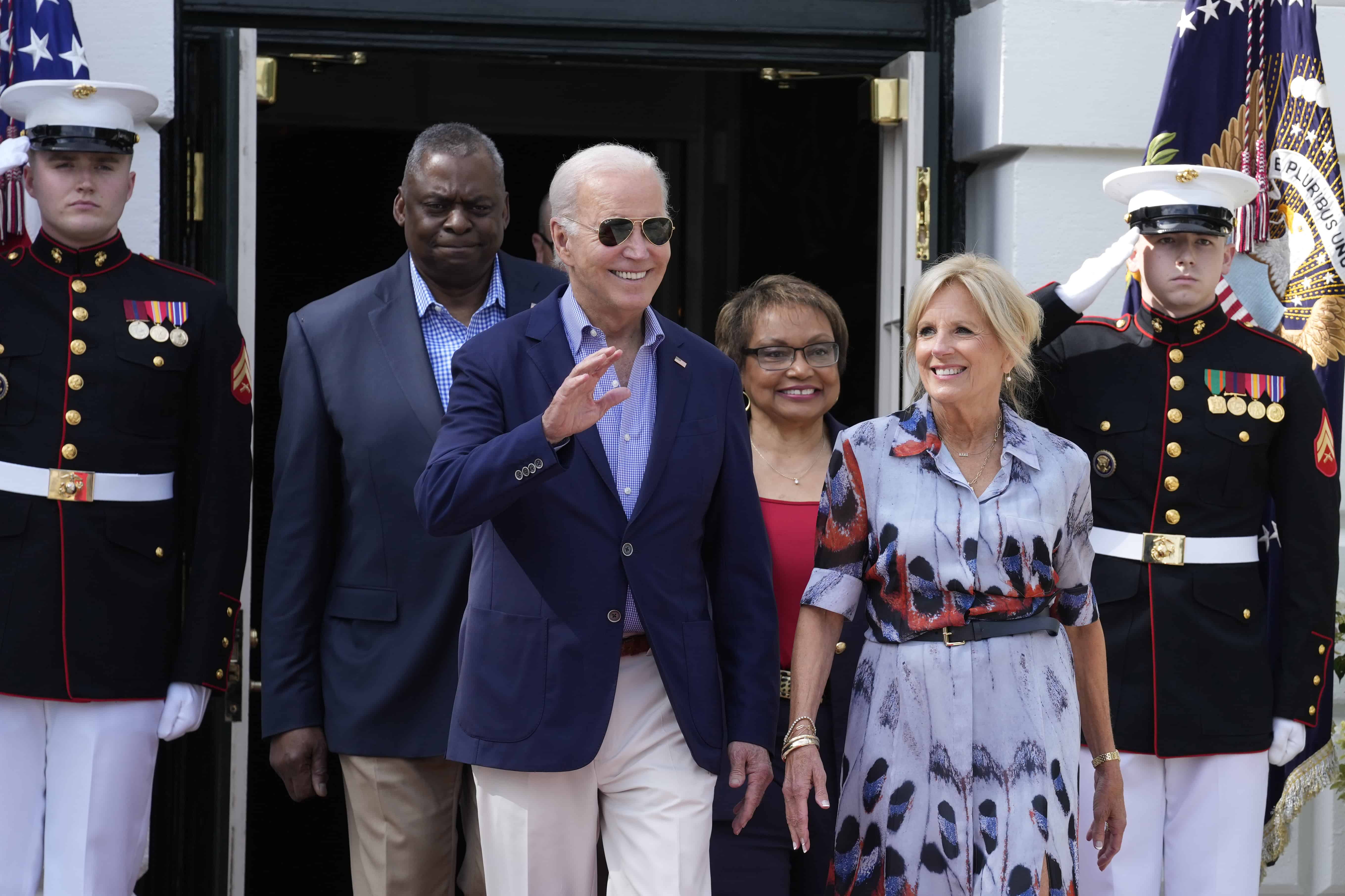 El presidente Joe Biden y la primera dama Jill Biden, seguidos por el secretario de Defensa Lloyd Austin y su esposa Charlene Austin, caminan hacia el Jardín Sur de la Casa Blanca en Washington, el martes 4 de julio de 2023, durante una parrillada con familias de militares en servicio activo para celebrar el cuatro de julio.