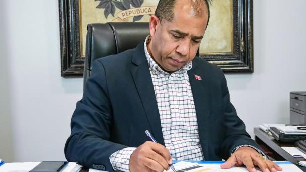 Embajada dominicana en España dice investiga accidente que involucra a cónsul