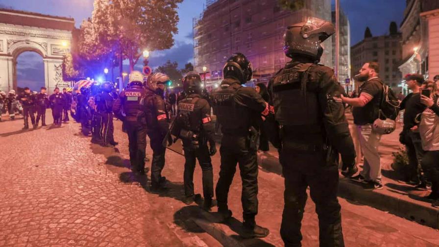 Francia anuncia una movilización excepcional de policías y bomberos para el 14 de julio
