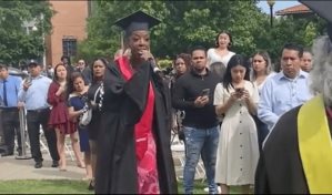 ¡Hoy se trata de mí!, alumna le arrebata micrófono a maestra en plena graduación