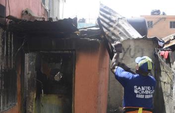 Autoridades construirán casa a afectados en incendio de Villas Agrícolas