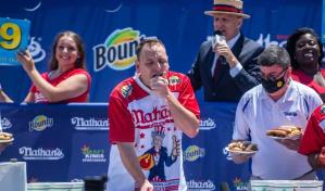 Chesnut vuelve a ganar la competencia de comer perros calientes