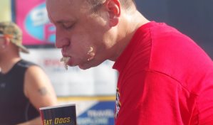 Un hombre se come 62 Hot Dogs en 10 minutos