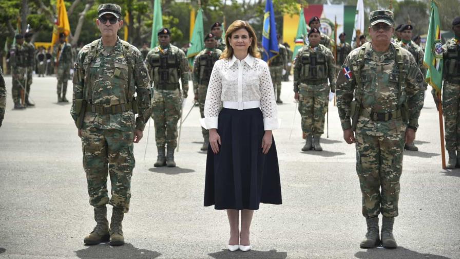 Vicepresidenta de la República encabeza graduación de 1,300 militares