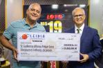 Empleado privado recibe 19 millones de pesos que ganó en la Loto