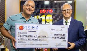 Empleado privado recibe 19 millones de pesos que ganó en la Loto
