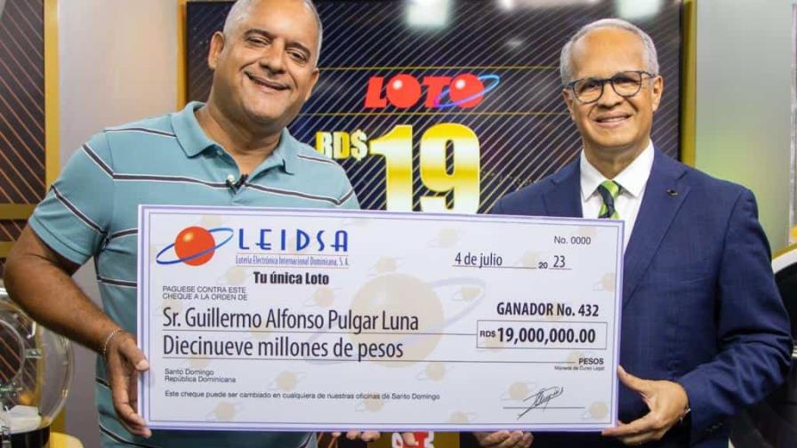 Empleado privado recibe 19 millones de pesos que ganó en la Loto