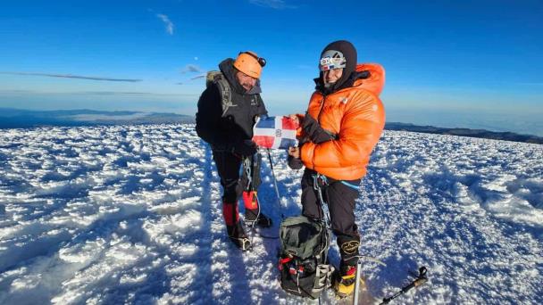 Thais Herrera escala la montaña más alta de Ecuador, el Chimborazo