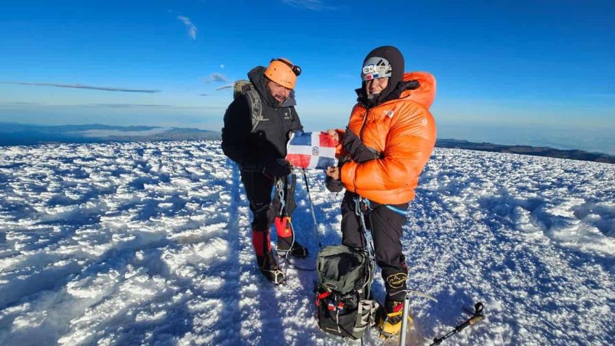 Thais Herrera escala la montaña más alta de Ecuador, el Chimborazo 
