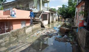 Familias viven atrapadas en sus casas por laguna podrida en Guaricano