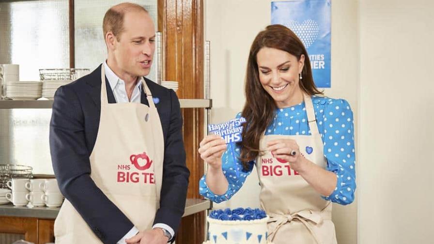 El príncipe William y Kate sorprenden a sanitarios en fiesta por 75 años de la Sanidad pública