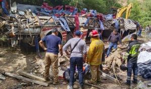 Mueren 27 personas al volcar autobús en el sur de México