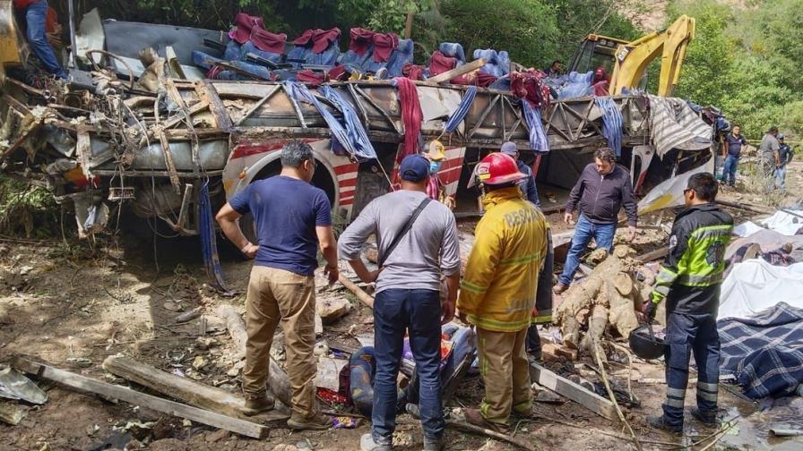 Mueren 27 personas al volcar autobús en el sur de México