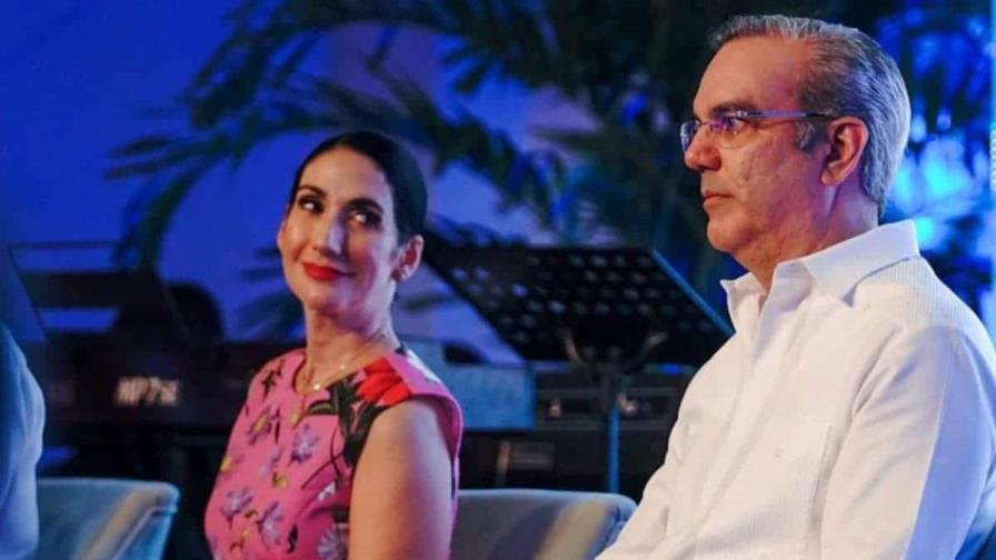 Raquel Arbaje se encarga personalmente del cuidado de Abinader tras su diagnóstico de COVID-19 Raquel Arbaje se encarga personalmente del cuidado de Abinader tras su diagnóstico de COVID-19