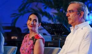 La primera dama explica sorpresivo beso en público al presidente Abinader