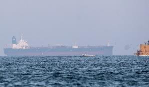 EE.UU. despliega aviones y un destructor para disuadir a Irán de tomar buques