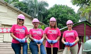 Voluntarias construyen pisos para jugar en Women Build República Dominicana