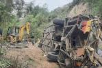 Al menos 29 muertos y 14 lesionados al caer autobús a un barranco en México