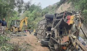 Al menos 29 muertos y 14 lesionados al caer autobús a un barranco en México