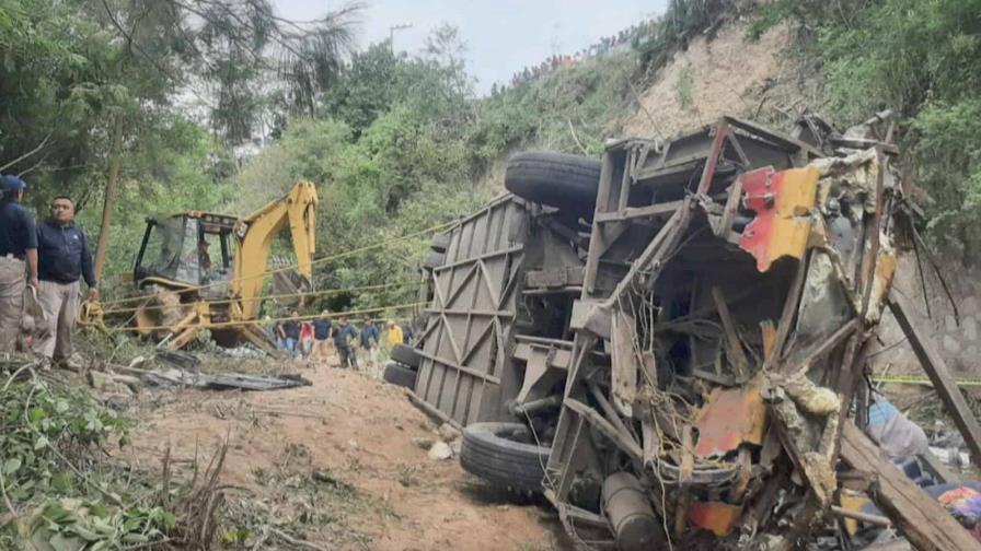 Al menos 29 muertos y 14 lesionados al caer autobús a un barranco en México