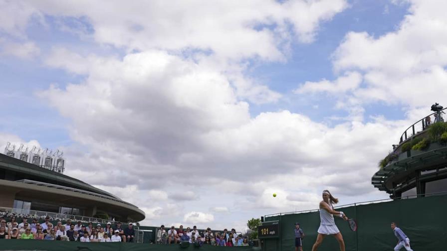 Wimbledon finalmente está seco tras 3 días de lluvia; Wawrinka gana y jugará con Djokovic