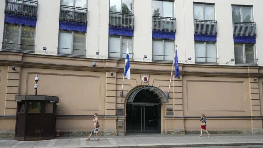 Rusia expulsa a nueve diplomáticos y cierra consulado de Finlandia