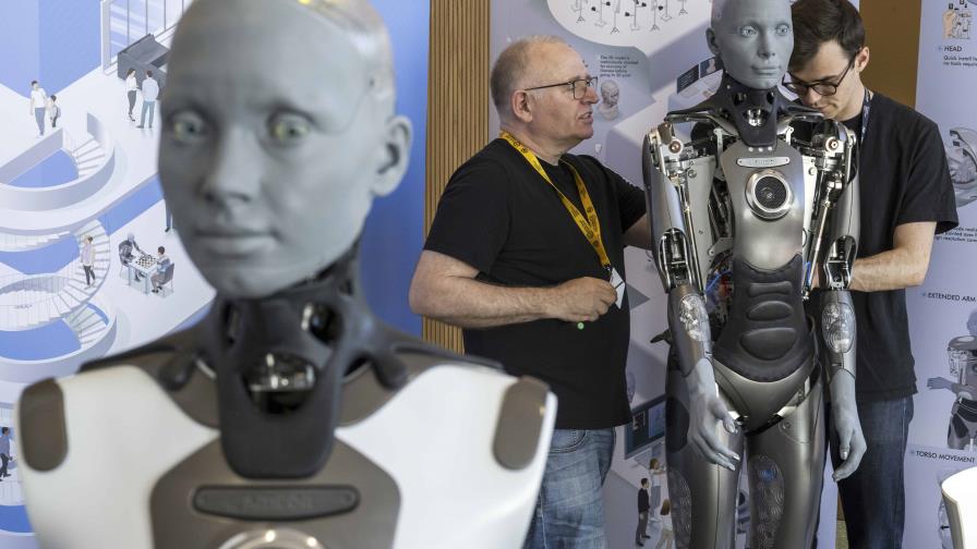 El robot Ameca: Los humanos no deberían tener miedo de las inteligencias artificiales