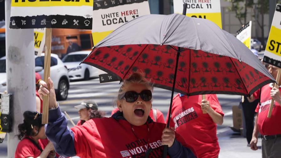 Trabajadores de hotel en California vuelven al trabajo tras su huelga, advierten de más paros