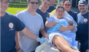 Bomberos ayudan a dar a luz a una mujer en Hialeah, Florida
