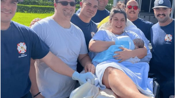 Bomberos ayudan a dar a luz a una mujer en Hialeah, Florida